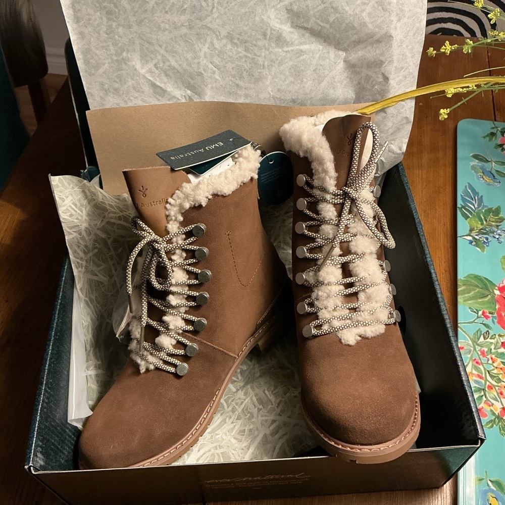 Emu 
Australia Brown Lace-Up Shearling Boots